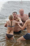 Kąpiel na Chrzest Pański: tłum na miejskiej plaży