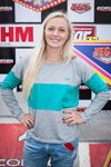 Светлана Кулакова. 24-х часовой марафон по картингу "Grand Prix VEGAS" (наряды и образы: блонд (цвет волос), серый джемпер, голубые джинсы)