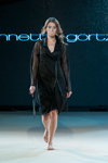 Pokaz Annette Görtz (ubrania i obraz: sukienka czarna)