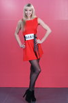 Casting von "Хочу в ВИАгру!". Teil 2 (Looks: rotes Mini Kleid, schwarzer Gürtel mit Tupfen, schwarze Stiefeletten, blonde Haare, schwarze Strumpfhose)