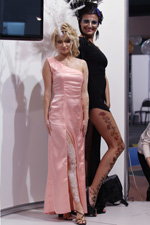Татуйовані красуні на виставці "Інтерстиль 2013" (наряди й образи: блонд (колір волосся), рожева вечірня сукня з розрізом, чорна вечірня сукня з розрізом)