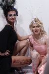 Татуированные красотки на выставке "Интерстиль 2013" (наряды и образы: чёрное вечернее платье с разрезом, блонд (цвет волос), розовое вечернее платье с разрезом)