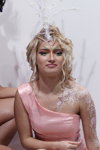 Татуйовані красуні на виставці "Інтерстиль 2013" (наряди й образи: блонд (колір волосся), рожева вечірня сукня з розрізом)
