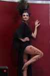 Татуированные красотки на выставке "Интерстиль 2013" (наряды и образы: чёрные туфли, чёрное вечернее платье с разрезом)