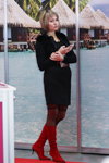 Lingerie-Expo 2013 (Looks: rote Stiefel, schwarzes Kleid, schwarze Strumpfhose mit Strumpfimitationen)