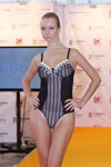 Modenschau von Amoena — Lingerie-Expo 2013 (Looks: grauer gestreifter Body)