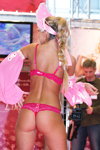 Показ білизни Dimanche — Lingerie-Expo 2013 (наряди й образи: гіпюровий бюстгальтер кольору фуксії, рожевий кокошник, гіпюрові стрінгі кольору фуксії, коса (зачіска))