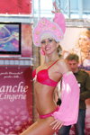 Pokaz bielizny Dimanche — Lingerie-Expo 2013 (ubrania i obraz: biustonosz z gipiurą w kolorze fuksji, kokosznik różowy, figi z gipiury w kolorze fuksji)