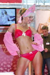 Desfile de lencería de Dimanche — Lingerie-Expo 2013 (looks: sujetador de encaje fucsia, kokóshnik rosa, braga de encaje fucsia)