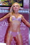 Pokaz bielizny Dimanche — Lingerie-Expo 2013 (ubrania i obraz: biustonosz lilakowy, figi lilakowe, blond (kolor włosów), warkocz)