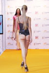 Dessous-Modenschau von Triumph — Lingerie-Expo 2013 (Looks: blonde Haare, Pferdeschwanz (Frisur), schwarzes Korsett, schwarzer String)