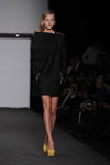 Pokaz Dasha Gauser — MBFWRussia FW13/14 (ubrania i obraz: sukienka mini czarna, półbuty żółte)