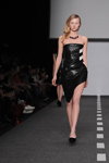 Pokaz Dasha Gauser — MBFWRussia FW13/14 (ubrania i obraz: suknia koktajlowa czarna, półbuty czarne)