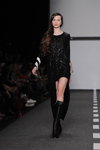 Pokaz Dasha Gauser — MBFWRussia FW13/14 (ubrania i obraz: sukienka czarna, kozaki czarne)