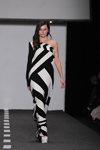 Modenschau von Dasha Gauser — MBFWRussia FW13/14 (Looks: gestreiftes schwarz-weißes Kleid, weiße Pumps)