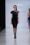 Pokaz Dmitry Sholokhov for O.Jen — MBFWRussia FW13/14 (ubrania i obraz: suknia koktajlowa czarna, cienkie rajstopy czarne, półbuty czarne)