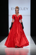 Angelica Agurbash. Desfile de ENTELEY — MBFWRussia FW13/14 (looks: vestido de noche rojo, guantes negros)