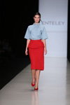 Desfile de ENTELEY — MBFWRussia FW13/14 (looks: blusa azul claro, falda lápiz roja, zapatos de tacón rojos)