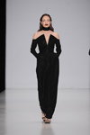 Pokaz FYODOR GOLAN — MBFWRussia FW13/14 (ubrania i obraz: suknia wieczorowa z dekoltem czarna, sandały czarne)