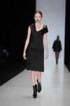 Modenschau von Juan Vidal — MBFWRussia FW13/14 (Looks: schwarze Stiefeletten, schwarzes Kleid)