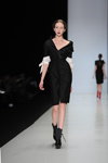 Modenschau von Juan Vidal — MBFWRussia FW13/14 (Looks: schwarze Stiefeletten, schwarzes Kleid)