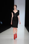 Modenschau von Juan Vidal — MBFWRussia FW13/14 (Looks: schwarzes Kleid, rote Stiefel)