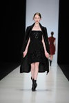 Modenschau von Juan Vidal — MBFWRussia FW13/14 (Looks: schwarze Stiefeletten, schwarzes Kleid, schwarzer Mantel)