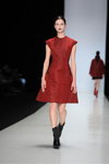 Modenschau von Juan Vidal — MBFWRussia FW13/14 (Looks: schwarze Stiefeletten, rotes Kleid)