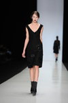 Modenschau von Juan Vidal — MBFWRussia FW13/14 (Looks: schwarzes Kleid, schwarze Stiefeletten)