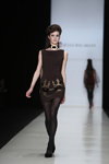 Показ Julia Dalakian — MBFWRussia FW13/14 (наряди й образи: чорні колготки, коричнева сукня-футляр міні)