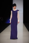 Modenschau von MARI AXEL — MBFWRussia FW13/14 (Looks: schwarzer Hut, violettes Kleid)