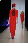 Modenschau von MARI AXEL — MBFWRussia FW13/14 (Looks: rotes Kleid, roter Hut)