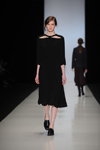Pokaz POUSTOVIT — MBFWRussia FW13/14 (ubrania i obraz: sukienka midi czarna, półbuty czarne)