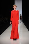 Pokaz POUSTOVIT — MBFWRussia FW13/14 (ubrania i obraz: suknia wieczorowa czerwona)