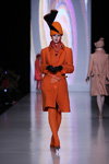 Pokaz Slava Zaitsev — MBFWRussia FW13/14 (ubrania i obraz: kapelusz pomarańczowy, palto pomarańczowe, rajstopy pomarańczowe, rękawiczki czarne)