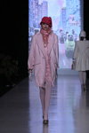 Desfile de Slava Zaitsev — MBFWRussia FW13/14 (looks: pantis blancos, pantis transparentes blancos, abrigo rosa, vestido rosa)