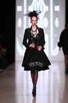 Pokaz Slava Zaitsev — MBFWRussia FW13/14 (ubrania i obraz: sukienka czarna, cienkie rajstopy czarne, palto czarne, półbuty czarne)
