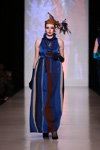 Pokaz Slava Zaitsev — MBFWRussia FW13/14 (ubrania i obraz: suknia wieczorowa niebieska pasiasta, rękawiczki niebieskie)