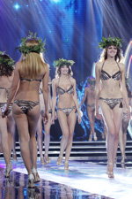 TOP-25. Finale — Miss Minsk 2013 (Looks: , bedruckter Badeanzug, weiße Sandaletten)