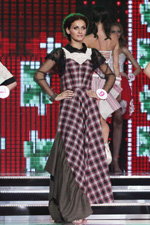 TOP-25. Gala final — Miss Minsk 2013 (looks: maxi vestido de cuadros)