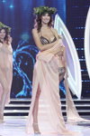 Uczestniczki "Miss Mińsk 2013", które zakwalifikowałi się do TOP-15 (ubrania i obraz: wianek zielony, strój kąpielowy z nadrukiem, sandały białe)