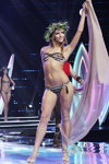 Olga Kisielowa. Uczestniczki "Miss Mińsk 2013", które zakwalifikowałi się do TOP-15 (ubrania i obraz: wianek zielony, strój kąpielowy z nadrukiem, sandały białe)