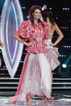 Uczestniczki "Miss Mińsk 2013", które zakwalifikowałi się do TOP-15 (ubrania i obraz: kostium z ornamentem czerwono-biały, sandały białe)