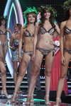 TOP-15. Finale — Miss Minsk 2013. Teil 1 (Looks: weiße Sandaletten, bedruckter Badeanzug, )