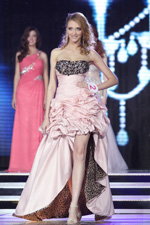 Anastasia Kapustina. TOP-15. Gala final — Miss Minsk 2013. Parte 2 (looks: sandalias de tacón blancas)