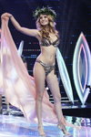 TOP-15. Gala final — Miss Minsk 2013. Parte 2 (looks: bañador estampado, sandalias de tacón blancas, )