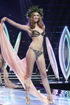 Swjatlana Minald. TOP-15. Finale — Miss Minsk 2013. Teil 2 (Looks: bedruckter Badeanzug, weiße Sandaletten, )