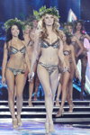 TOP-15. Finale — Miss Minsk 2013. Teil 2 (Looks: bedruckter Badeanzug, weiße Sandaletten, )