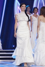 Gala final — Miss Minsk 2013 (looks: vestido de novia blanco, sandalias de tacón blancas)