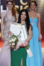 Finał — Miss Mińska 2013 (ubrania i obraz: suknia wieczorowa zielona)